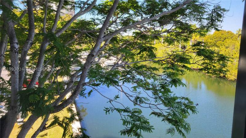 2 bedroom Condominium at 3401 N Country Club Dr 402, Ensenada Condo Bldg E-Ii, Aventura — photo 5