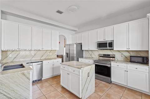 18140 NW 90th Ave, Hialeah FL - photo 12 of 57