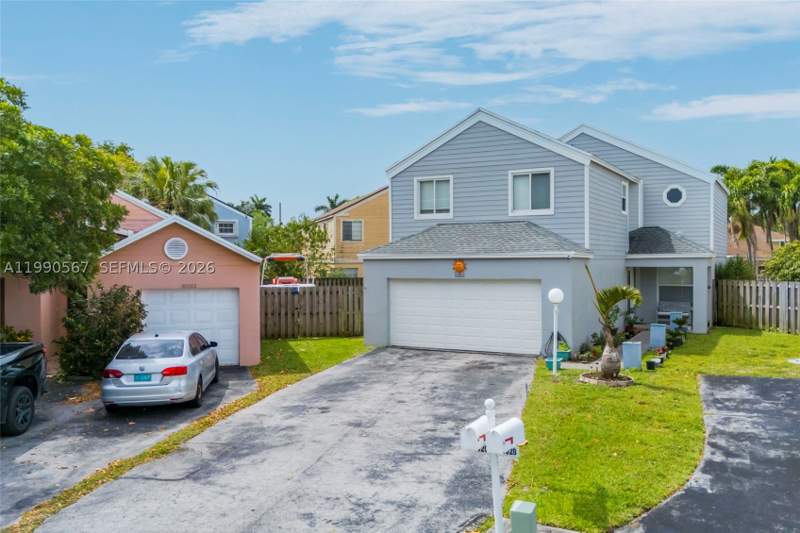 4 bedroom SingleFamilyResidence at 10020 SW 223rd Ln, Lakes By The Bay Sec 6, Cutler Bay — photo 2