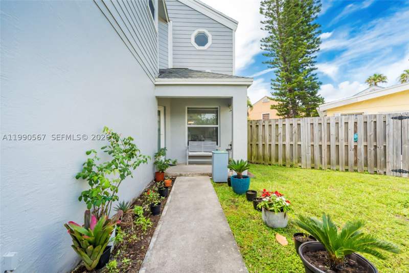 4 bedroom SingleFamilyResidence at 10020 SW 223rd Ln, Lakes By The Bay Sec 6, Cutler Bay — photo 3