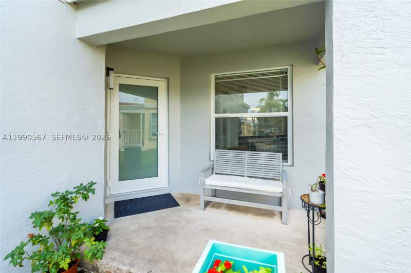 4 bedroom SingleFamilyResidence at 10020 SW 223rd Ln, Lakes By The Bay Sec 6, Cutler Bay — photo 4