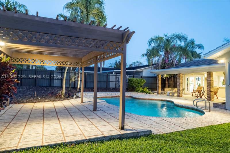 3 bedroom SingleFamilyResidence at 9717 SW 93rd Ter, 1st Addn To West Cherry G, Miami — photo 2