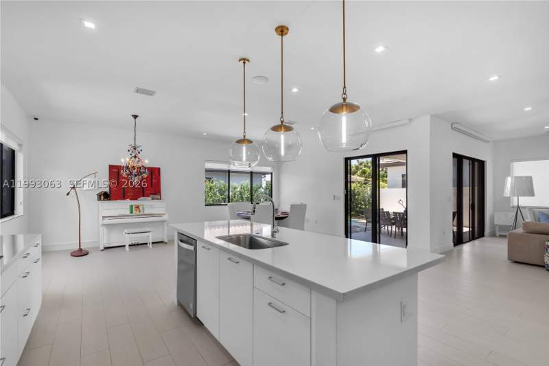 4 bedroom SingleFamilyResidence at 8019 NW 46th Ter, Canarias East, Doral — photo 4