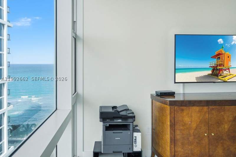 1 bedroom Condominium at 6801 Collins Ave 1414, Central Carillon Beach Co, Miami Beach — photo 2