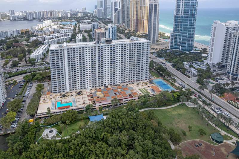 2 bedroom Condominium at 210 174th Street 1110, Winston Towers 600 Condo, Sunny Isles Beach — photo 2