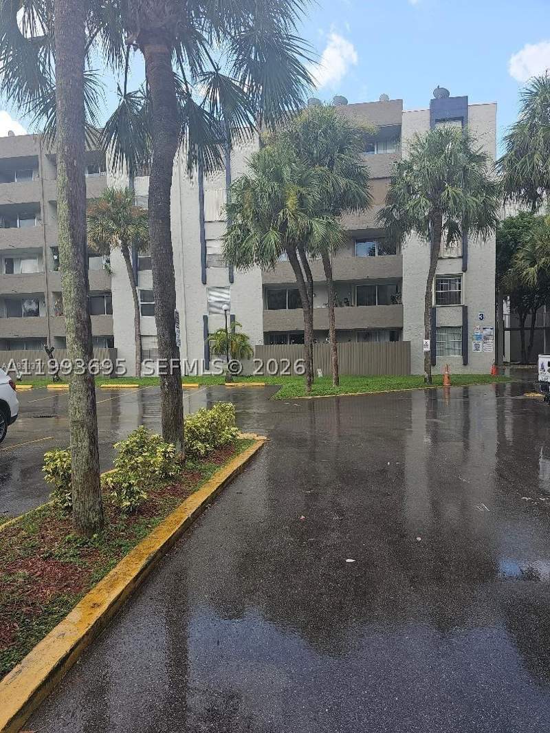 2 bedroom Condominium at 10000 NW 80th Ct 2415, Samari Lake East Condo, Hialeah Gardens — photo 2