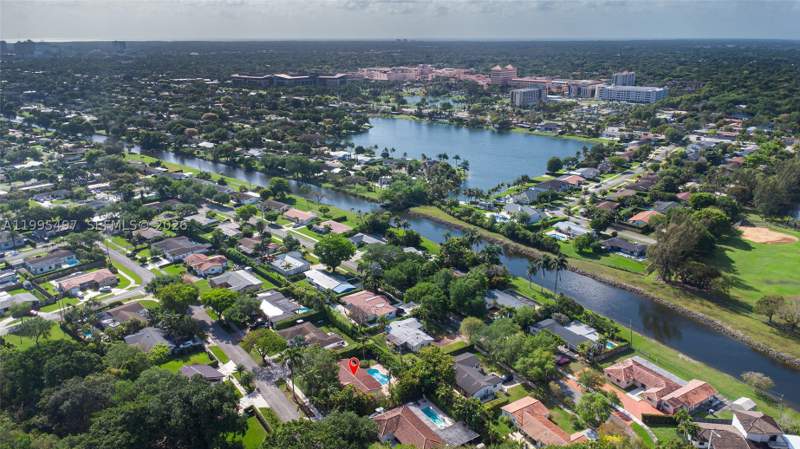 4 bedroom SingleFamilyResidence at 9370 SW 82nd St, Cypress Cove Estates Sec, Miami — photo 4