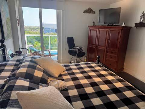 100 Bayview Dr 725, Sunny Isles Beach FL - photo 11 of 28
