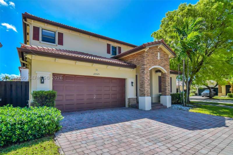 5 bedroom SingleFamilyResidence at 22525 SW 105th Ct, Enclave At Black Point Ma, Cutler Bay — photo 2