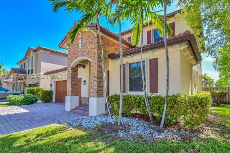 5 bedroom SingleFamilyResidence at 22525 SW 105th Ct, Enclave At Black Point Ma, Cutler Bay — photo 3