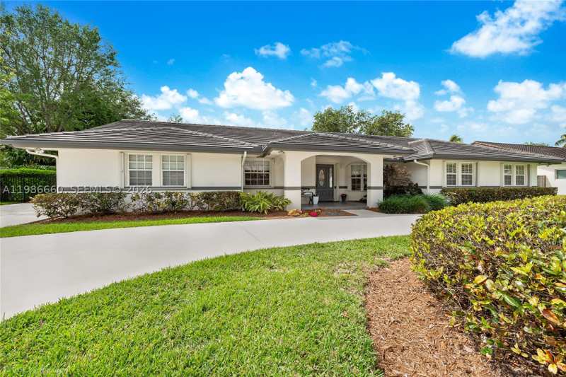 5 bedroom SingleFamilyResidence at 10422 SW 121st St, Pinewood Estates, Miami — photo 1