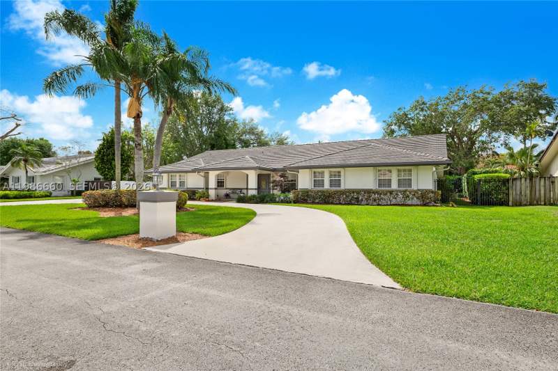 5 bedroom SingleFamilyResidence at 10422 SW 121st St, Pinewood Estates, Miami — photo 3