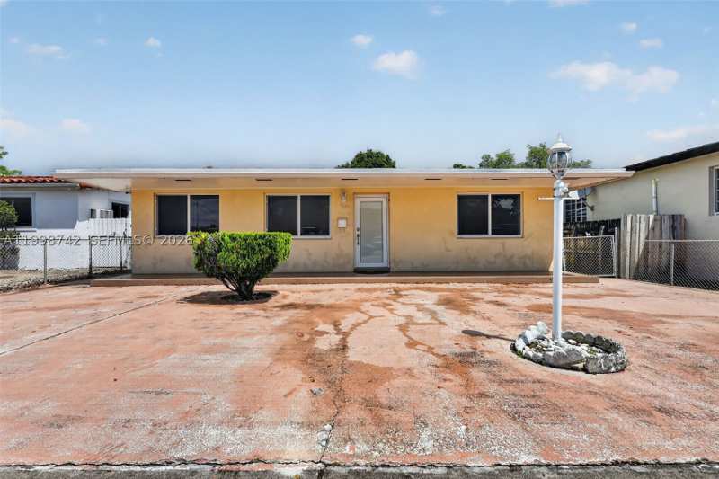 5 bedroom SingleFamilyResidence at 733 W 33rd St, 2nd Rev Pl Of Industrial, Hialeah — photo 1