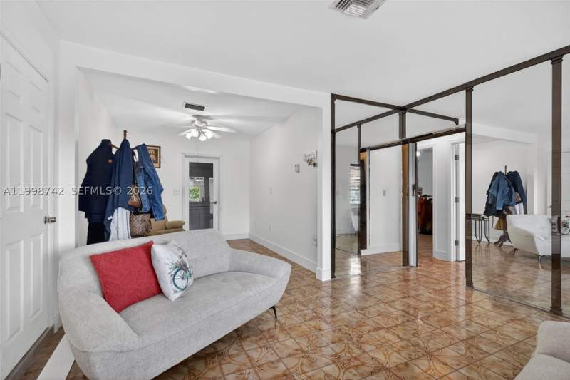5 bedroom SingleFamilyResidence at 733 W 33rd St, 2nd Rev Pl Of Industrial, Hialeah — photo 4