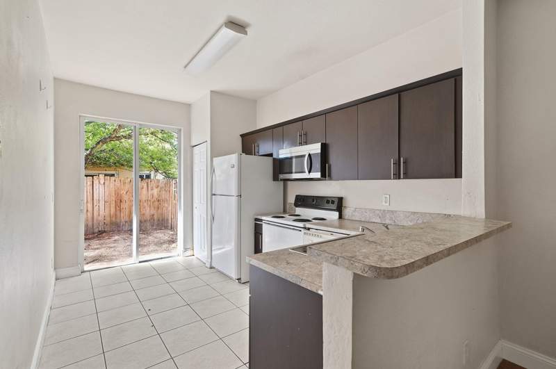 3 bedroom Townhouse at 1584 SW 2nd Street, Mowry Villas, Homestead — photo 2