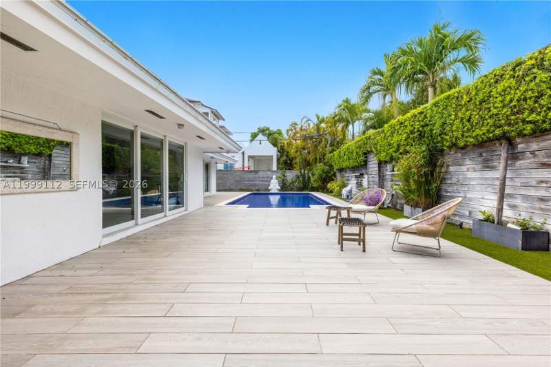 5 bedroom SingleFamilyResidence at 524 Warren Ln, Tropical Isle Homes Sub 1, Key Biscayne — photo 4