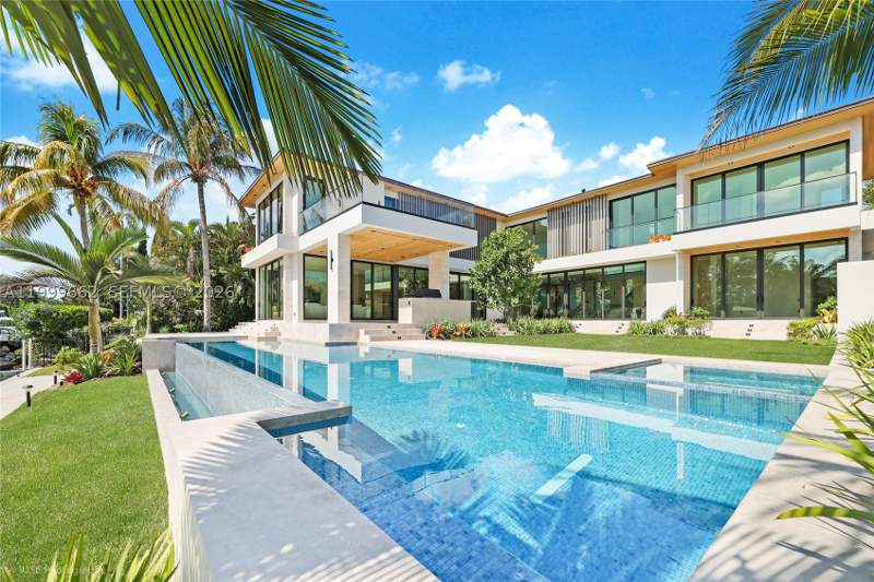 6 bedroom SingleFamilyResidence at 770 Lake Rd, BAY POINT, Miami — photo 1