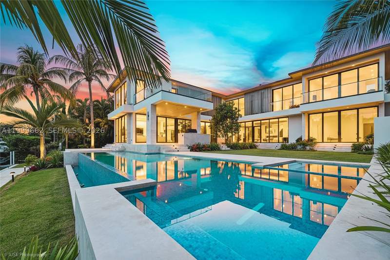 6 bedroom SingleFamilyResidence at 770 Lake Rd, BAY POINT, Miami — photo 2