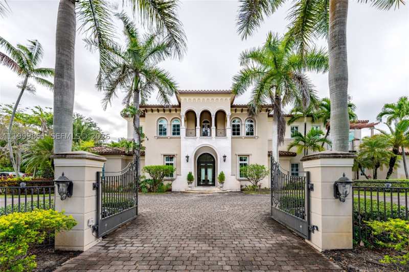 7 bedroom SingleFamilyResidence at 12101 Moss Ranch Rd, Town & Ranch Estates, Pinecrest — photo 1