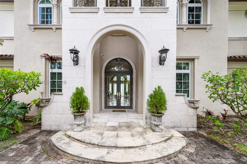 7 bedroom SingleFamilyResidence at 12101 Moss Ranch Rd, Town & Ranch Estates, Pinecrest — photo 2