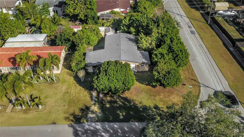 3 bedroom SingleFamilyResidence at 16705 SW 298th Ter, So Highland Estates, Homestead — photo 2