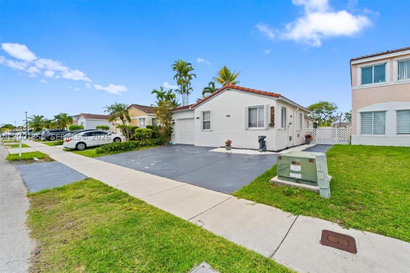 3 bedroom SingleFamilyResidence at 17434 SW 143rd Pl, Weitzer Serena Lakes West, Miami — photo 3