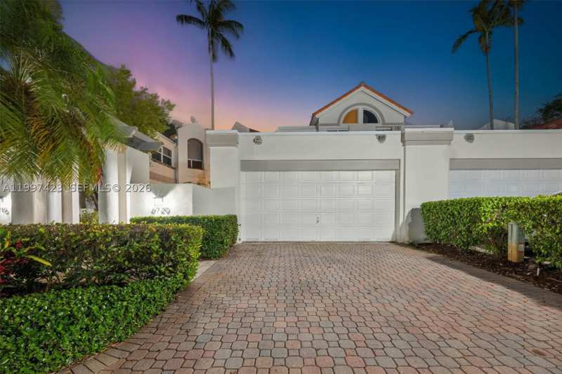 4 bedroom Townhouse at 6720 SW 88th Ter, Swan Lake, Pinecrest — photo 1