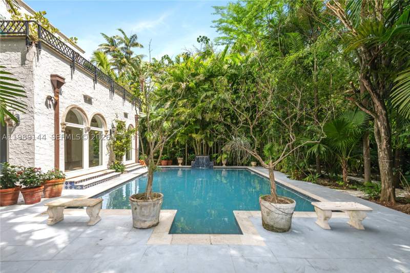 3 bedroom SingleFamilyResidence at 3685 Royal Palm Ave, Coconut Grove Pk 2nd Amd, Miami — photo 2