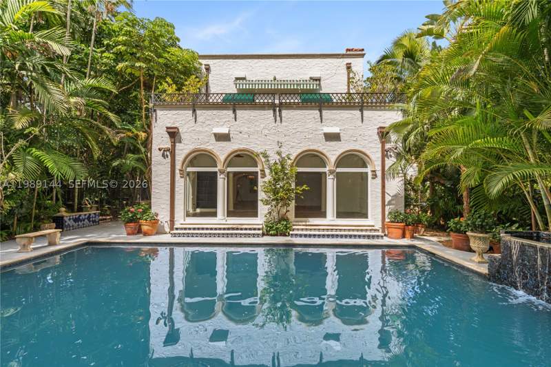 3 bedroom SingleFamilyResidence at 3685 Royal Palm Ave, Coconut Grove Pk 2nd Amd, Miami — photo 4