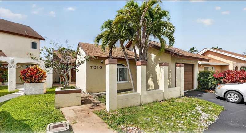 3 bedroom SingleFamilyResidence at 7010 SW 103rd Pl, Pueblo Del Sol Sec 1, Miami — photo 1