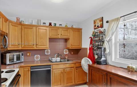 7010 SW 103rd Pl, Miami FL - photo 10 of 33