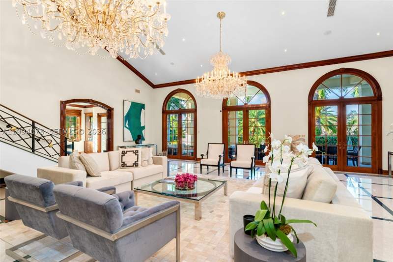 6 bedroom SingleFamilyResidence at 585 Arvida Pkwy, Gables Estates No 3, Coral Gables — photo 5