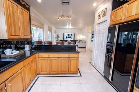 6772 NW 111th Ave, Doral FL - photo 10 of 76