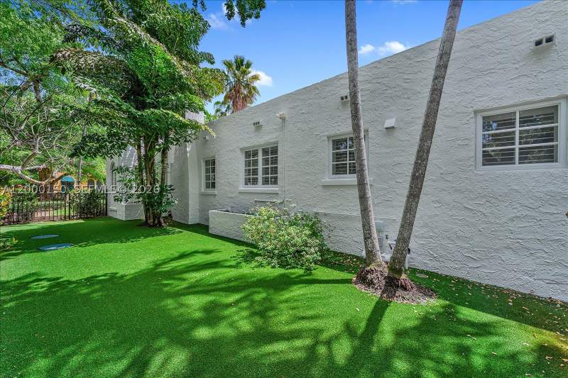 3 bedroom SingleFamilyResidence at 1102 Genoa St, Coral Gables Granada Sec, Coral Gables — photo 2