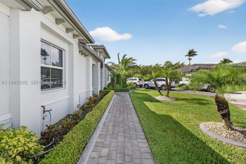 6 bedroom SingleFamilyResidence at 29215 SW 167th Ct, Rambo, Homestead — photo 2