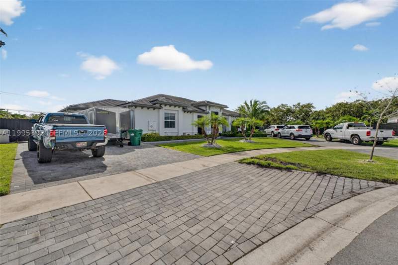 6 bedroom SingleFamilyResidence at 29215 SW 167th Ct, Rambo, Homestead — photo 5
