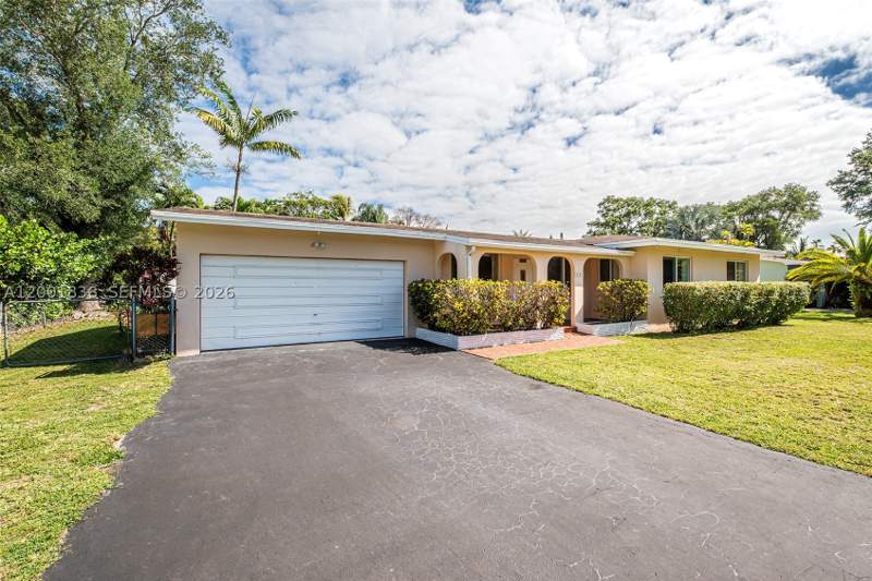 3 bedroom SingleFamilyResidence at 8355 SW 131st St, Kendall Heights, Pinecrest — photo 2