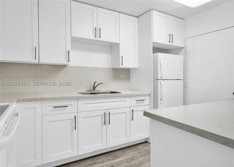 1 bedroom Condominium at 5555 Collins Ave 3C, Oceanside Plaza Condo, Miami Beach — photo 4