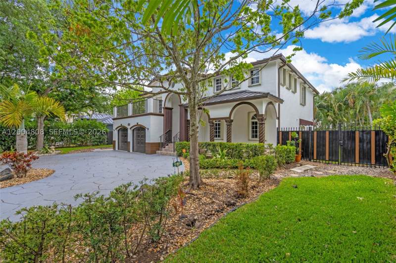 4 bedroom SingleFamilyResidence at 16230 NW 84th Ct, Royal Lakes 1st Addn, Miami Lakes — photo 3