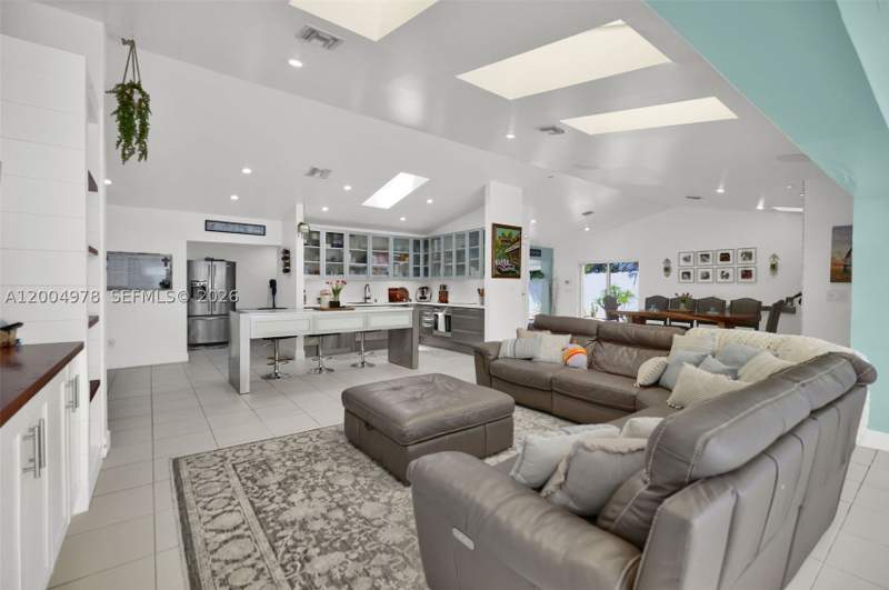 4 bedroom SingleFamilyResidence at 15540 SW 152nd Ter, Weitzer Shauna Meadows SE, Miami — photo 4
