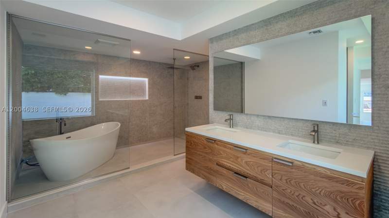 4 bedroom SingleFamilyResidence at 1690 Daytonia Rd, Biscayne Point, Miami Beach — photo 3
