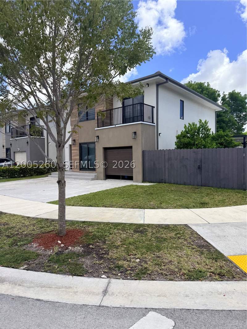 5 bedroom SingleFamilyResidence at 102 NW 10th Pl, Aurora Subdivision, Florida City — photo 2