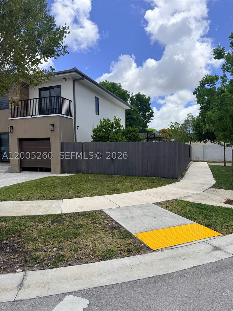 5 bedroom SingleFamilyResidence at 102 NW 10th Pl, Aurora Subdivision, Florida City — photo 3