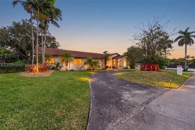 4 bedroom SingleFamilyResidence at 10124 SW 130th Ter, Woods Of Pine Estates, Miami — photo 1