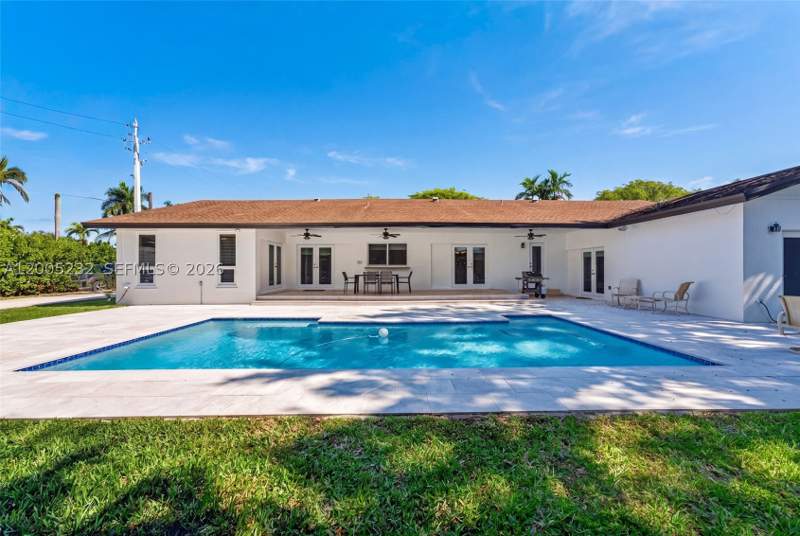 4 bedroom SingleFamilyResidence at 10124 SW 130th Ter, Woods Of Pine Estates, Miami — photo 2