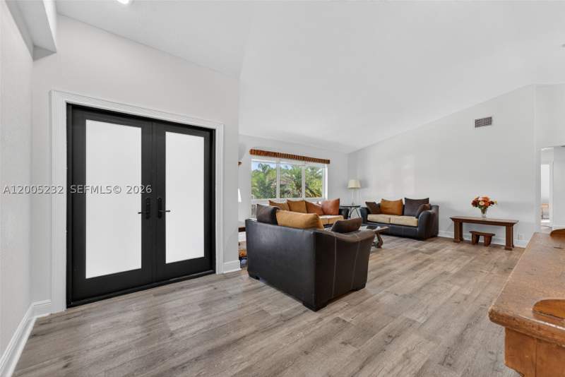 4 bedroom SingleFamilyResidence at 10124 SW 130th Ter, Woods Of Pine Estates, Miami — photo 4