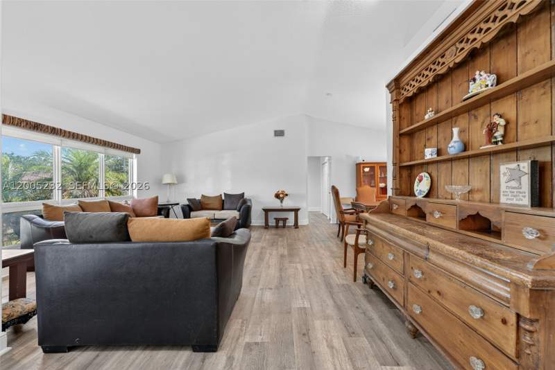 4 bedroom SingleFamilyResidence at 10124 SW 130th Ter, Woods Of Pine Estates, Miami — photo 5