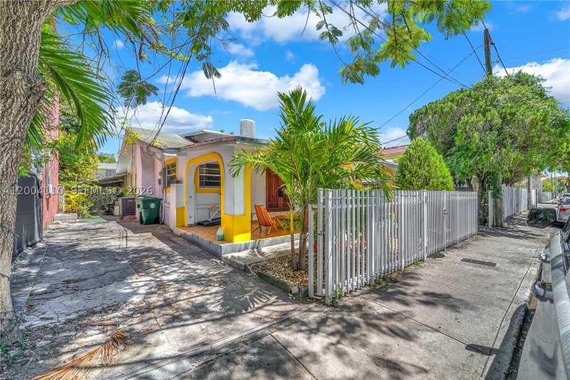3 bedroom SingleFamilyResidence at 219 SW 6th Ave, City Of Miami South, Miami — photo 1
