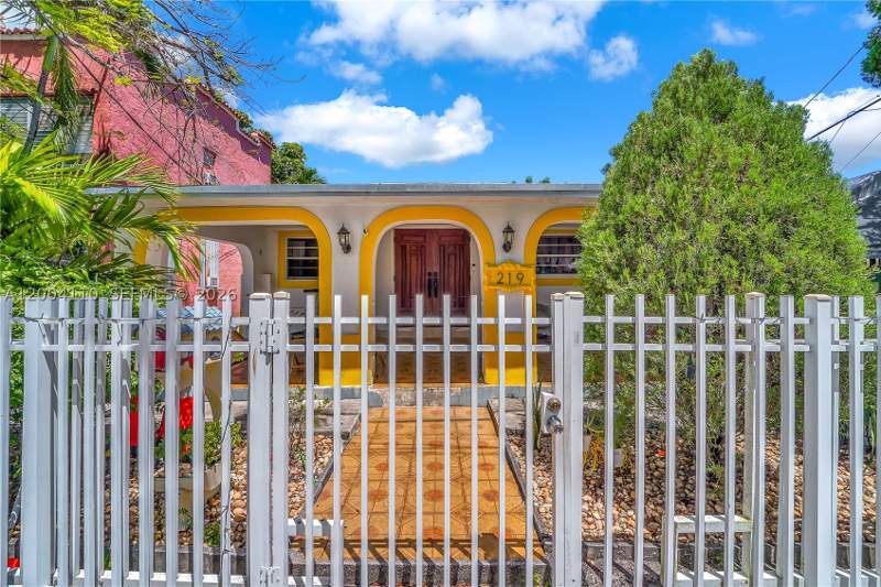 3 bedroom SingleFamilyResidence at 219 SW 6th Ave, City Of Miami South, Miami — photo 2