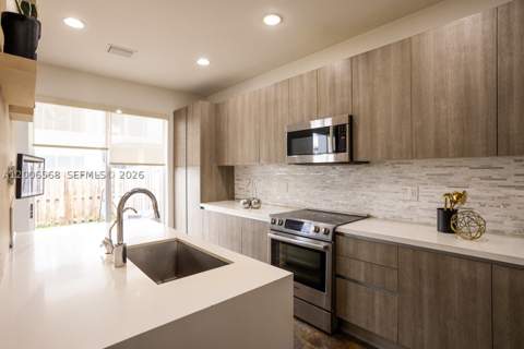 10279 NW 72nd St, Doral FL - photo 8 of 24